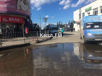 Новости » Общество: На Еременко произошел порыв канализации