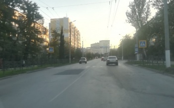 Новости » Общество: На Свердлова через месяц заделали яму на дороге