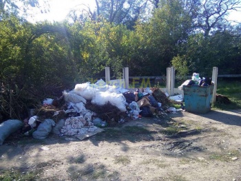 На Капитана Алиева, 5 в Керчи уже неделю не вывозят мусор