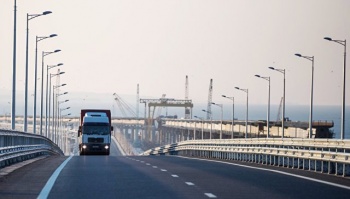 Автотрассу по Крымскому мосту подготовили к зиме