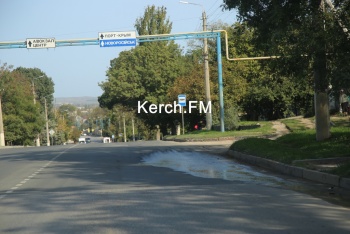 Новости » Общество: В Керчи питьевая вода течет по улице Чкалова