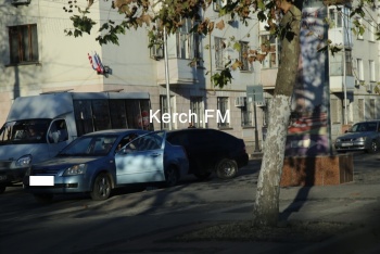 Новости » Криминал и ЧП: На Пирогова в Керчи произошла авария
