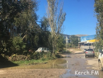 В Керчи на Камыш-Бурунском шоссе произошел прорыв водовода
