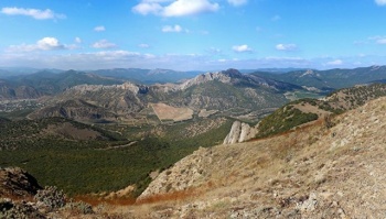 Новости » Криминал и ЧП: В горной местности Крыма заблудилась туристка