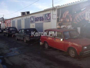 Новости » Общество: Сплошная антисанитария: в Керчи стихийщики превратили улицу в помойку
