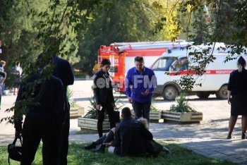 На месте трагедии в Керчи  очевидцы сообщают, что участвовали и взрослые