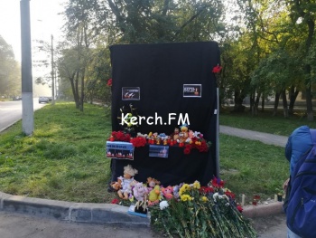 К месту трагедии в Керчи продолжат нести цветы, свечи и игрушки (видео)