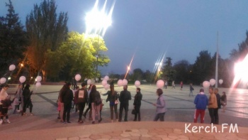 В Керчи в память о жертвах трагедии в небо выпустили белые шары