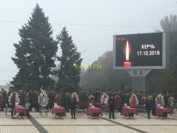Керчане собираются к месту прощания с погибшими студентами и преподавателями (обновляется)