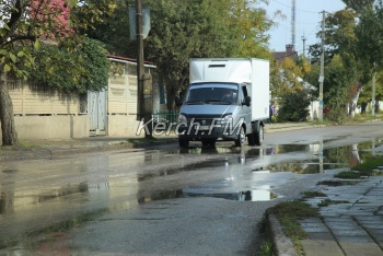 В Керчи снова течет чистая вода по дороге
