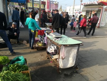 У моста на центральном рынке снова торгуют рыбой