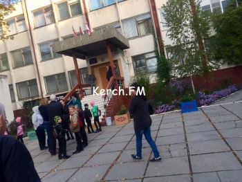 Новости » Общество: С понедельника в учебных учреждениях Керчи не будут дежурить силовики
