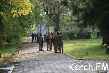 Новости » Общество: Вооруженные охранники продолжат дежурить в учебных заведениях Керчи