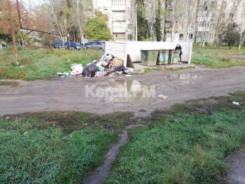 Новости » Общество: Керчане не могут подойти к контейнерам во дворе из-за сплошной грязи