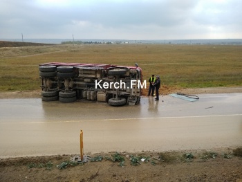 Новости » Криминал и ЧП: В Ленинском районе перевернулся грузовик