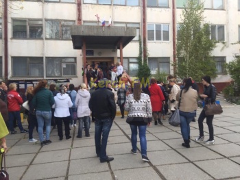 Новости » Общество: В школах Керчи изменился пропускной режим