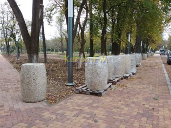 Комсомольский парк в Керчи обзавелся урнами и скамейками
