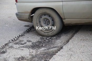 Новости » Общество: В Керчи улицу Козлова частично подготовили к ямочному ремонту