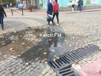 На Ленина в Керчи произошел прорыв канализации