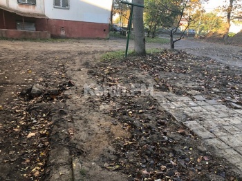Ремонт по-керченски: люди несколько месяцев вынуждены ходить через сплошную грязь