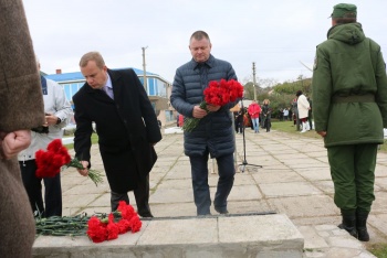 В Керчи возложили цветы к братской могиле в Героевке
