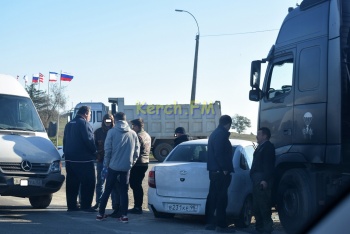 Новости » Криминал и ЧП: На въезде в Керчь произошло тройное ДТП
