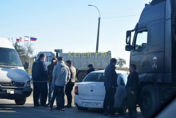 На въезде в Керчь произошло тройное ДТП