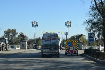 Новости » Общество: Наконец-то: мост на въезде в Керчь решили  «подремонтировать»