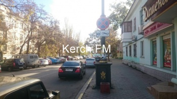 Новости » Общество: На Пролетарской в Керчи установили дорожный знак «Работает эвакуатор»