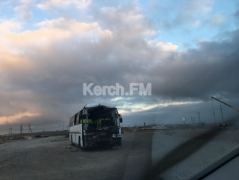 На Керченской трассе стоит разбитый пассажирский автобус