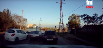 Новости » Общество: Опасный маневр водителя «Таврии» попал на регистратор керчанина