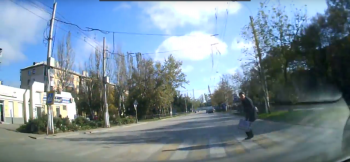 В Керчи чуть не сбили мужчину на пешеходном переходе