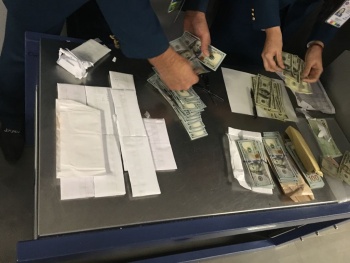 В Крым пытались нелегально ввезти 23,5 тысячи долларов США