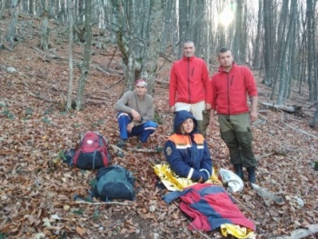 В крымских горах сутки не могли найти туристку, которая упала в расщелину