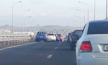Пять автомобилей столкнулись на путепроводе по ШГС в Керчи (видео)