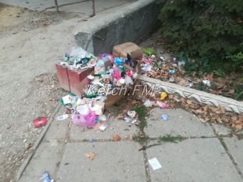 Керчане жалуются на свалку мусора в районе «Института»