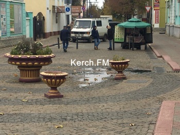 Новости » Общество: В Керчи на Ленина произошел очередной прорыв канализации