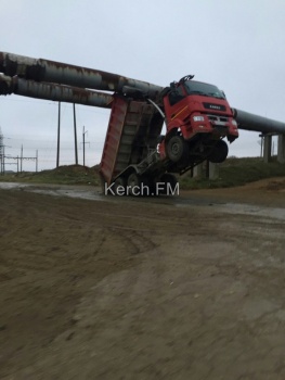 В Керчи самосвал повис на тепловой трубе