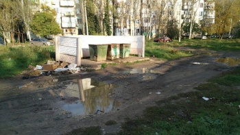Новости » Общество: Керчане добились переноса контейнерной площадки на Еременко
