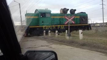 Семафор на ж/д переезде по Индустриальному шоссе в Керчи до сих пор не работает