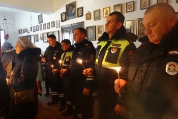 В Керчи полицейские зажгли свечи в память о погибших в ДТП