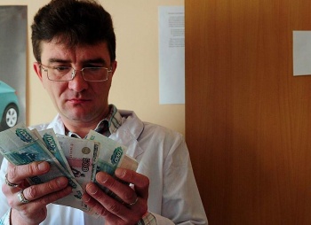 Средняя зарплата врачей в Крыму составляет 48,8 тыс руб,- Голенко