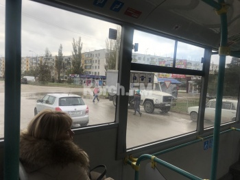 В Керчи автобус не мог проехать из-за парковки автохама