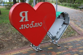 В Молодёжном парке Керчи вандалы повредили фотозону «Сердце»