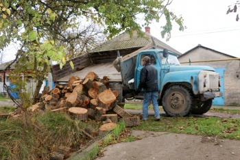 Добро в Керчи: «Жилсервис» подарил керчанке порядка пяти кубов дров