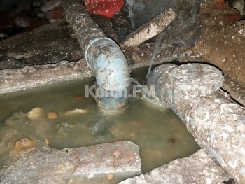 В Керчи подвал жилого дома затоплен нечистотами