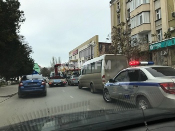 В Керчи эвакуатор создает пробки на Советской