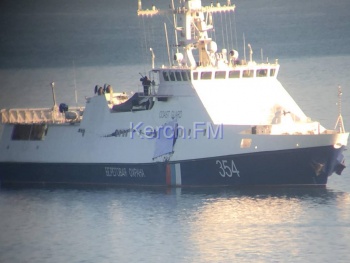 Катер береговой охраны, который таранил военный корабль, стоял под Крымским мостом с заплаткой