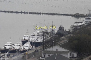 Задержанные украинские катера и буксир поставили в центре Керчи