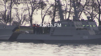 На Генмоле в Керчи пришвартованы задержанные корабли ВМС Украины (видео)